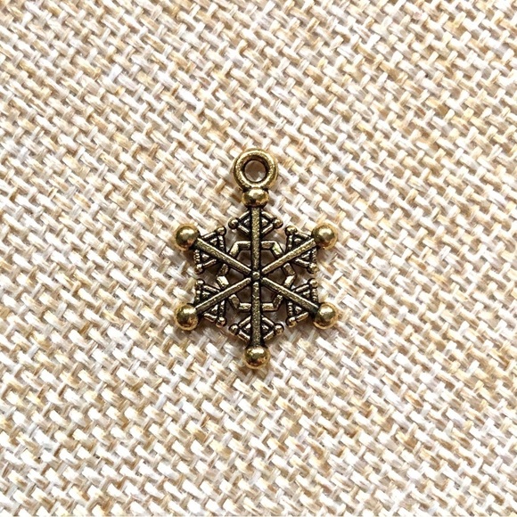 🔴 5 for $10 ONE Vintage Style Gold Tone Snowflake Pendant - Picture 2 of 3